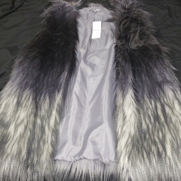 Vest - Picture 2 of 4